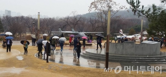 포켓몬 사냥 정확도를 높여주는 '포켓몬고 포획스틱' 위메프 등 소셜커머스에서는 이같은 포켓몬고 관련 아이디어 상품이 호응을 얻고 있다. /사진= 위메프 홈페이지 캡쳐