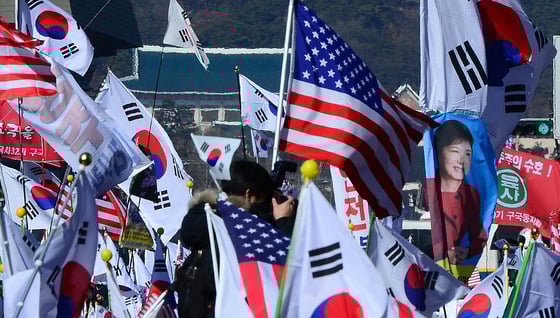 11일 오후 서울 중구 대한문 앞에서 열린 제12차 탄핵기각 총궐기 국민대회에서 참가자들이 태극기를 흔들며 탄핵안 원천 무효를 외치고 있다./ 사진제공=뉴스1