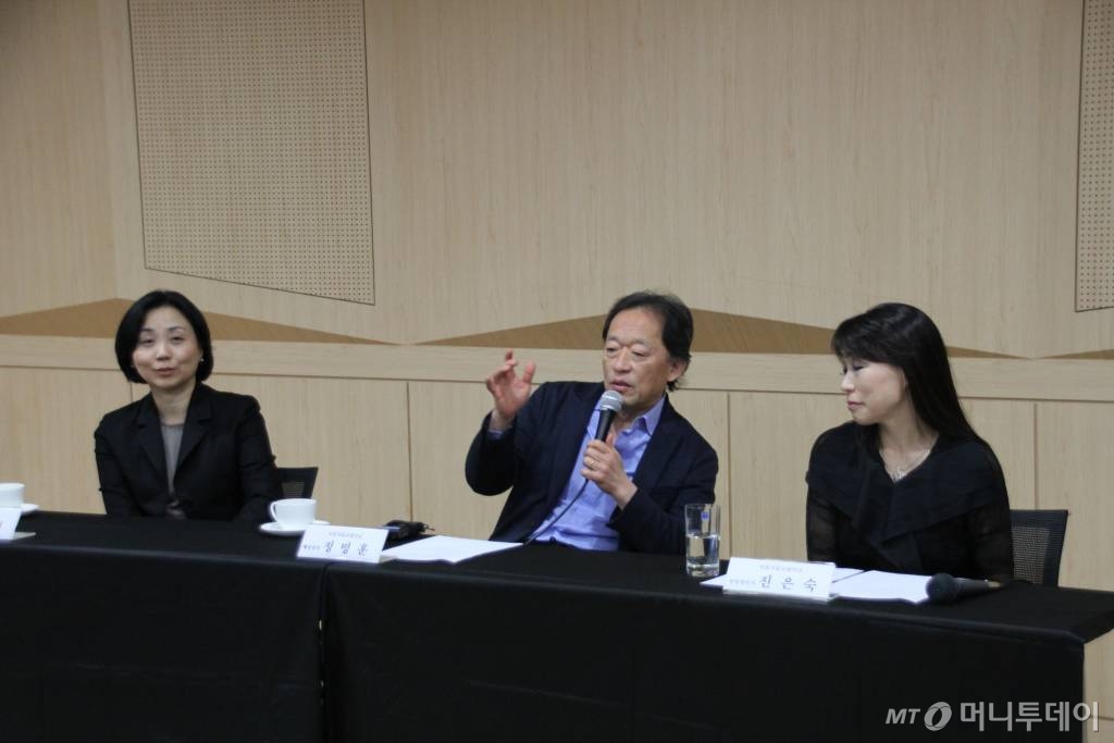 2014년 1월 16일 서울 종로구 세종로 서울시립교향악단(이하 서울시향) 연습실에서 열린 ‘서울시립교향악단 2014년도 신년 기자간담회’에서 정명훈 예술감독이 올 한해 오케스트라의 발전 및 계획에 대해서 이야기 하고 있다. (왼쪽부터) 박현정 대표이사, 정명훈 예술감독, 진은숙 상임작곡가. /사진제공=서울시향