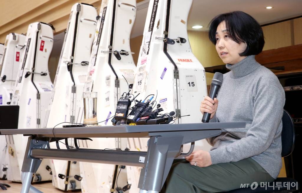 직원 성희롱 및 폭언논란으로 사퇴압박을 받아온 박현정 서울시립교향악단 대표이사가 2014년 12월 29일 오후 세종로 서울시향 내 연습실에서 긴급 기자회견을 갖고 사퇴의사를 표명하고 있다. 박 대표는 이날 "저도 여러 가지 왜곡과 마녀사냥 식 여론몰이로 많이 다쳤고 공정하지 못한 일방적 조사로 많이 힘들었다. 억울한 부분도 많지만 힘든 마음은 일단 접고 떠난다. 진실은 언젠가는 밝혀질 것"이라고 말했다. /사진=홍봉진 기자
