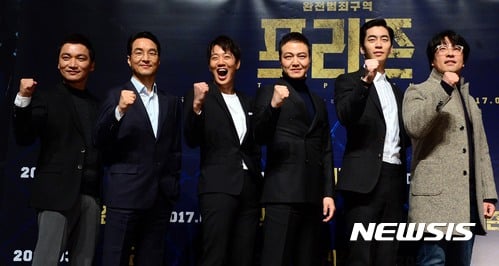 4일 오전 서울 강남구 CGV압구정점에서 열린 영화 ‘프리즌’ 제작보고회에서 출연 배우들과 감독이 파이팅을 외치고 있다. 왼쪽부터 배우 조재윤, 한석규, 김래원, 정웅인, 신성록, 나헌 감독. '프리즌'은 감옥에서 세상을 굴리는 놈들, 그들의 절대 제왕과 새로 수감 된 전직 꼴통 경찰의 범죄 액션 영화다./사진=뉴시스