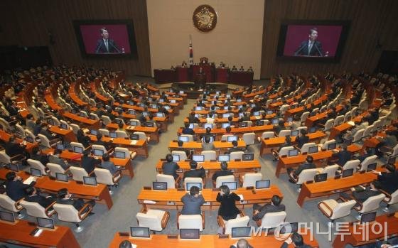 16일 서울 여의도 국회에서 열린 법제사법위원회 전체회의에서 박근혜 대통령 및 박 대통령의 측근 최순실 등의 국정농단 의혹사건 등의 진상규명을 위한 특별검사의 임명 등에 관한 법률안을 놓고 여야 의원들이 언쟁을 벌이다 의결되지 못한 채 정회되고 있다. 2016.11.16/뉴스1 <저작권자 © 뉴스1코리아, 무단전재 및 재배포 금지>
