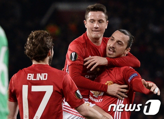 맨체스터 유나이티드가 17일(한국시간) 영국 맨체스터 올드 트래포드에서 열린 유럽축구연맹(UEFA) 유로파리그 32강 1차전에서 생테티엔(프랑스)을 3대0으로 꺾었다. 사진은 득점 후 환호하는 이브라이모비치. / AFPBBNews=뉴스1