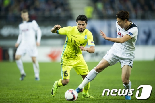 토트넘 손흥민(오른쪽)이 17일(한국시간) 벨기에 헨트의 게람코 아레나에서 열린 KAA헨트와의 2016-17 유럽축구연맹(UEFA) 유로파리그 32강 1차전에서 상대 선수와 공 경합을 펼치고 있다./AFPBBNews=뉴스1