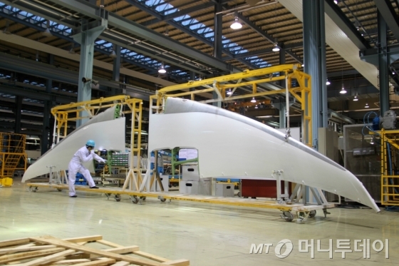 보잉 787 항공기 연장날개 구조물(Raked Wing Tip) 제작 /사진제공=대한항공