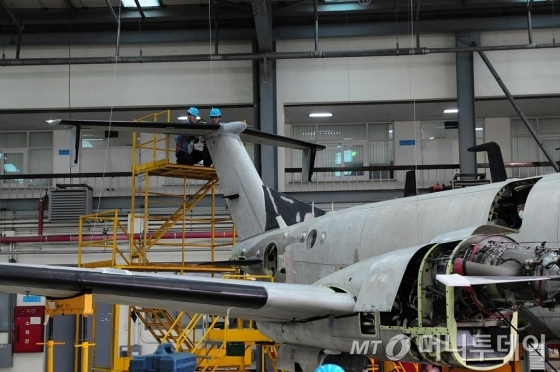 미군 RC-12 정찰기의 수직날개 계통을 점검하고 있는 모습 /사진제공=대한항공