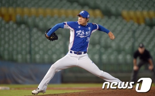 월드베이스볼클래식(WBC) 장원준(두산)이 지난 19일 일본 요미우리 자이언츠와 가진 평가전에서 호투하고 있다. 이날 대표팀은 요미우리에 0대4로 완패했다. /사진=뉴스1