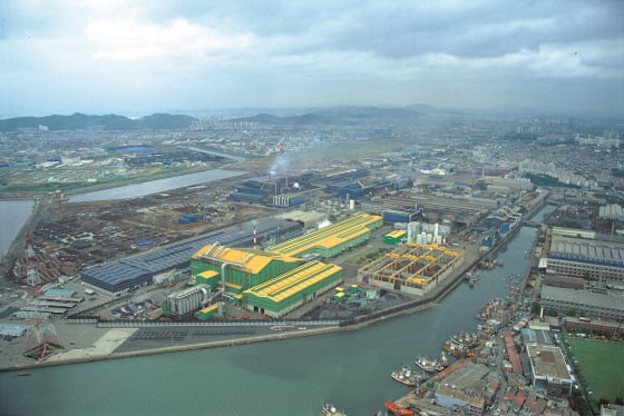 인천시 동구 송현동에 위치한 동국제강 인천공장 전경. 사진 우측 상단으로 아파트 단지가 보인다. 인천공장의 전신은 1950년대 중반 이 곳에 들어선 한국강업이다. 동국제강은 한국강업을 1972년 인수합병했다./사진제공=동국제강