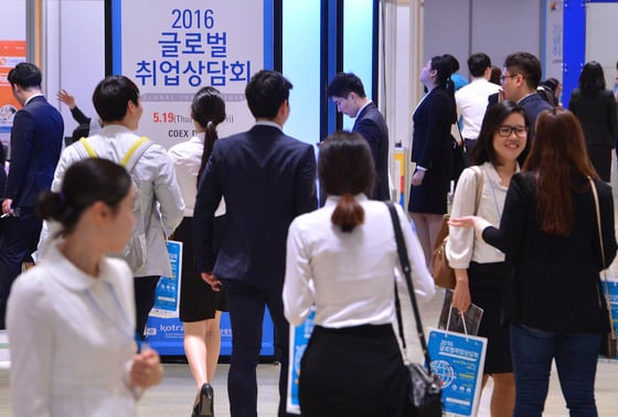 서울 강남구 코엑스에서 열린 글로벌 취업 상담회가 구직자들로 붐비고 있다. 사진=뉴스1
