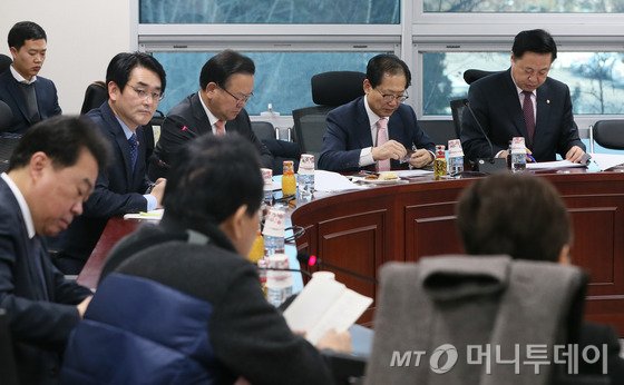 23일 서울 여의도 국회 의원회관 개헌특위회의실에서 더불어민주당 개헌 관련 의원 워크샵이 열리고 있다. 2017.2.23/뉴스1