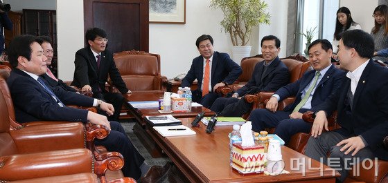 박완주 더불어민주당, 김선동 새누리당, 김관영 국민의당, 정양석 바른정당 원내수석부대표와 이학영 더불어민주당, 김한표 새누리당, 채이배 국민의당 정무위원회 간사가 10일 서울 여의도 국회 운영위원장실에서 만나 공정위전속고발권폐지법, 청탁금지법 등을 논의하고 있다. 2017.2.10/뉴스1