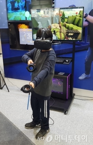 지난 23일 서울 삼성동 코엑스에서 열린 '서울국제스포츠레저산업전(스포엑스) 2017'의 가상체험(VR) 특별관 내 독일 이카루스 부스. 미카엘 슈미트 이카루스 대표(왼쪽 아래). / 사진=이원광 기자