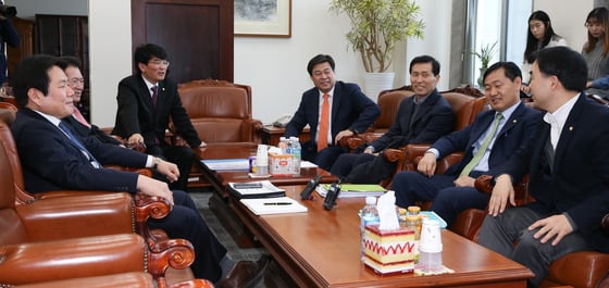 박완주 더불어민주당, 김선동 새누리당, 김관영 국민의당, 정양석 바른정당 원내수석부대표와 이학영 더불어민주당, 김한표 새누리당, 채이배 국민의당 정무위원회 간사가 10일 서울 여의도 국회 운영위원장실에서 만나 공정위전속고발권폐지법, 청탁금지법 등을 논의하고 있다. /사진=뉴스1