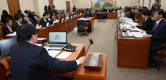 24일 오후 서울 여의도 국회에서 열린 정무위원회에서 이진복 위원장이 의사봉을 두드리고 있다.국회 정무위원회는 이날 법안심사소위원회를 열고 한국거래소를 지주회사로 전환하는 내용의 자본시장법 개정안을 논의했지만 여야간 합의점을 찾지 못해 다음 회기로 연기하는 계속심사를 지정한 채 마무리했다. /사진=뉴스1