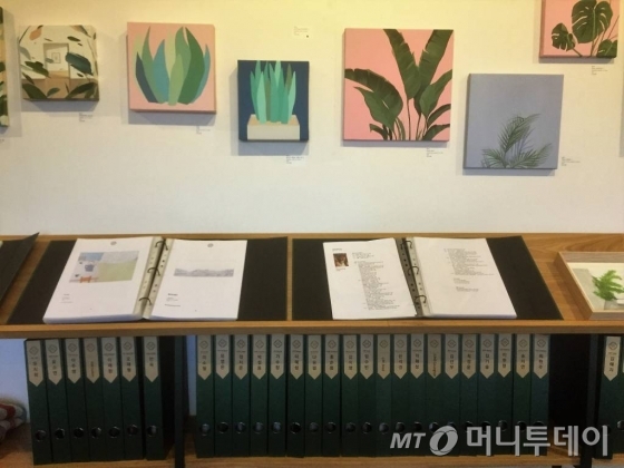 카페에는 회원작가들의 포토폴리오가 비치돼 작가에 대한 모든 정보를 한눈에 볼 수 있다.