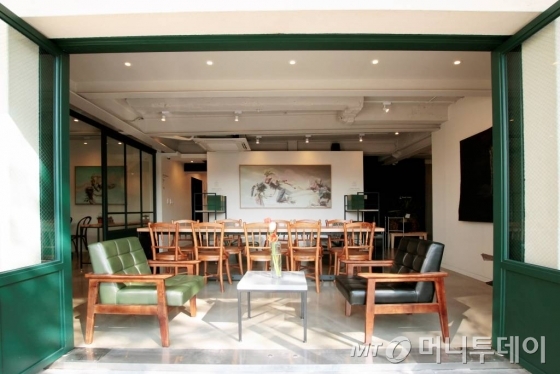 그림가게 미나리하우스 내부.  평균적으로 100만원 이하대의 작품이 가장 많이 팔리며 무이자 10개월 할부 구매도 가능하다./사진제공=에이컴퍼니