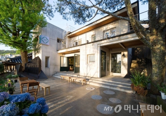 서울시 이화동에 위치한 그림가게 미나리하우스 전경/사진제공=에이컴퍼니