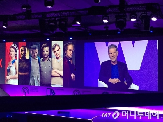 /리드 해이스팅스(화면 맨 오른쪽) 넷플릭스 창업자가 지난달 27일(현지시간) 열린 MWC 2017 기조연설 무대에 올랐다. /사진=김세관 기자