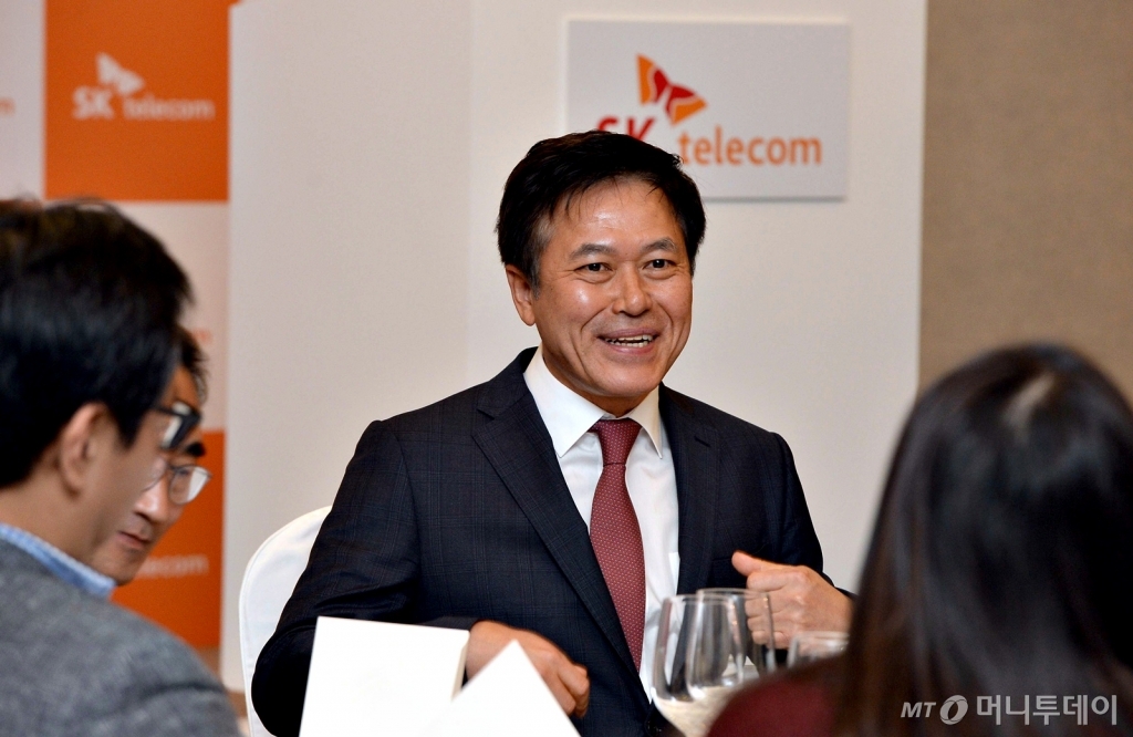 /사진=박정호 SK텔레콤 사장이 지난달 28일(현지시간) 스페인 바르셀로나에서 기자간담회를 열고 SK텔레콤의 성장 전략에 대해 밝혔다. /사진제공=SK텔레콤