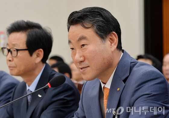 13일 오전 서울 여의도 국회에서 열린 국토교통위원회의 한국감정원, 주택도시보증공사 등에 대한 국정감사에서 서종대 한국감정원장이 의원들 질의에 답변하고 있다. 2016.10.13/뉴스1  <저작권자 © 뉴스1코리아, 무단전재 및 재배포 금지>