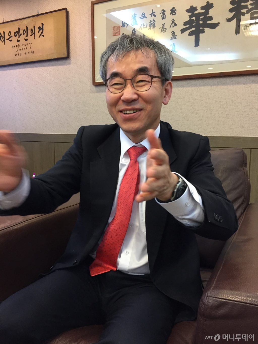 지난 22일 임기 3년의 대한출판문화협회 회장으로 당선된 윤철호 회장은 "앞으로 출판 관련 이슈에서 두 단체(출판인회의, 출협)의 목소리를 일원화하고 제대로 전달하는 데 힘을 쏟겠다"며 "출판이 미래 산업의 먹거리로 도약할 수 있도록 최선을 다하겠다"고 강조했다. /사진=김고금평 기자