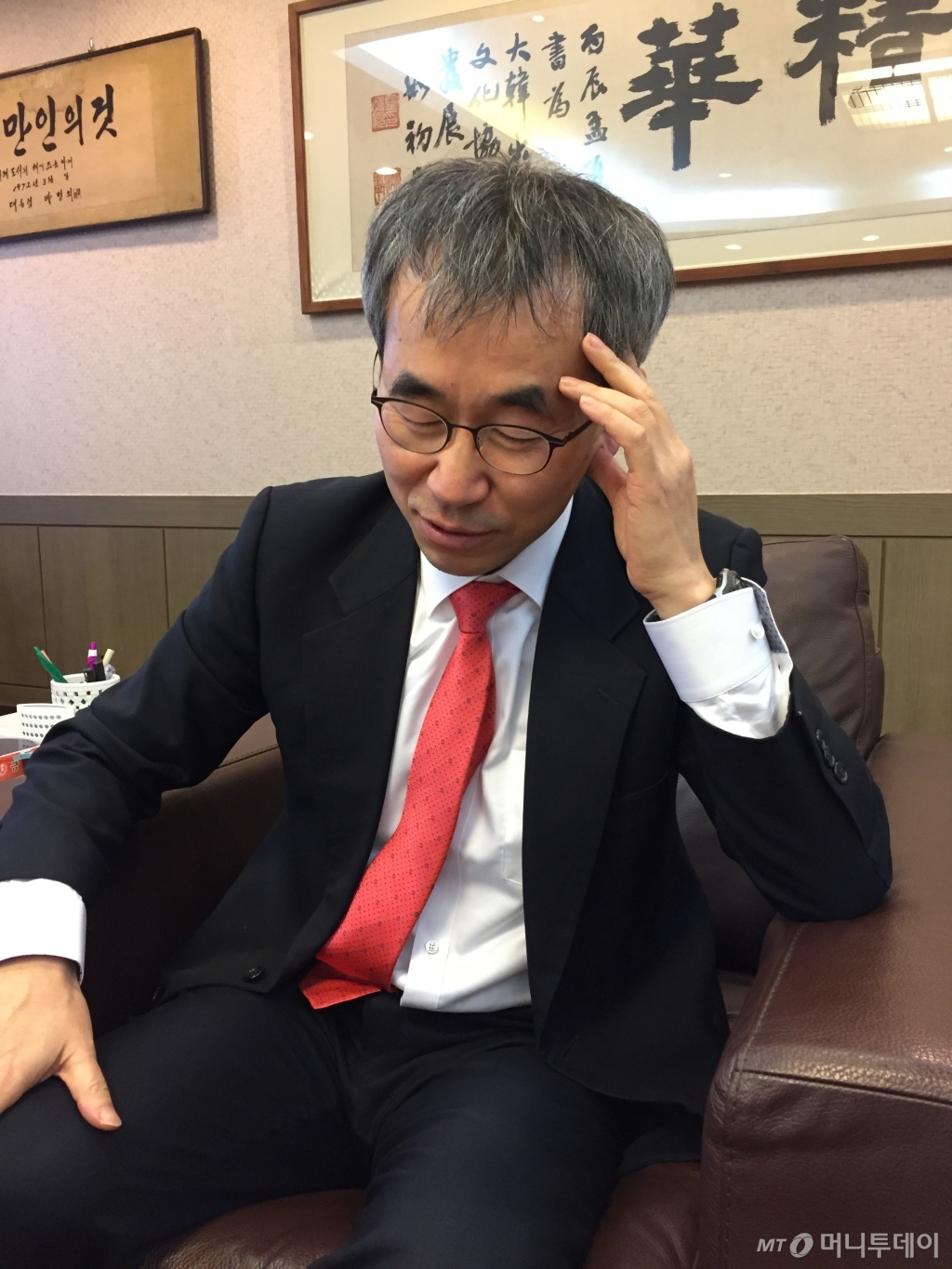 윤철호 '출협' 회장은 인터뷰 도중, 골치아픈 출판계 현안을 푸는 숙제에 대해 얘기할 때 잠시 생각에 빠지기도 했다. /사진=김고금평 기자