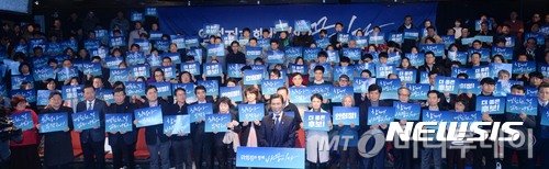 【서울=뉴시스】홍효식 기자 = 안희정 충남도지사가 22일 오후 서울 종로구 대학로 굿 씨어터에서 대선 출마 선언을 하고 있다. 2017.01.22. yesphoto@newsis.com <저작권자ⓒ 공감언론 뉴시스통신사. 무단전재-재배포 금지.>