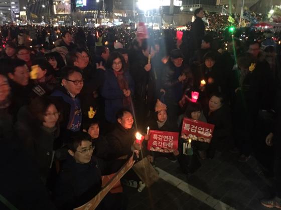 11일 오후 서울 광화문네거리를 두고 광화문광장에는 촛불집회(사진아래)와 대한문 앞에서는 보수단체의 태극기 집회가 열리고 있다. 2017.2.11/뉴스1 <저작권자 © 뉴스1코리아, 무단전재 및 재배포 금지>