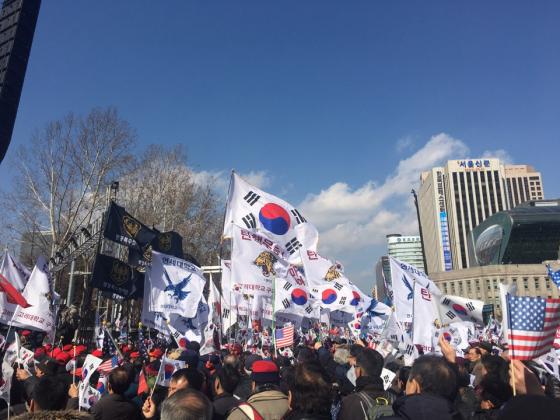 26일 서울시청앞 광장에서 열린 태극기집회에 보수진영 지지자들이 참석했다./사진=우경희 기자