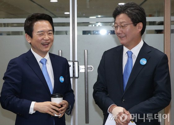 대선출마를 선언한 유승민 바른정당 의원과 남경필 경기도지사가 2일 서울 여의도 당사에서 만나 대화를 나누고 있다. /사진=뉴스1