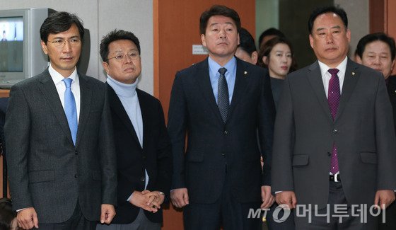 안희정 충남도지사가 5일 서울 여의도 국회 정론관에서 기자회견을 열고 자신의 지지를 선언한 이철희·기동민·어기구 더불어민주당 의원과 나란히 서 있다. 왼쪽부터 안 지사, 이철희, 기동민, 어기구. 2017.3.5/뉴스1 <저작권자 © 뉴스1코리아, 무단전재 및 재배포 금지>