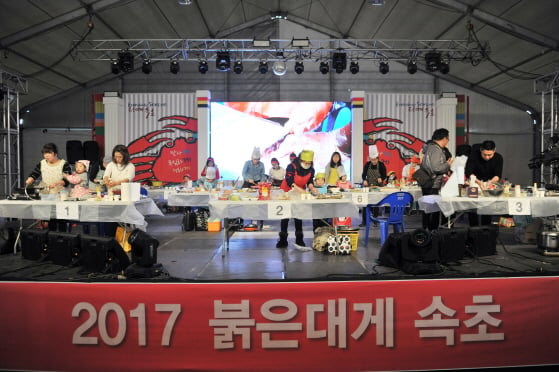 2016년 6월24일 강원도 속초시 아바이마을에서 열린 제1회 전국 이북실향민 문화축제에서 '피난민 작별' 퍼포먼스가 진행되고 있다.