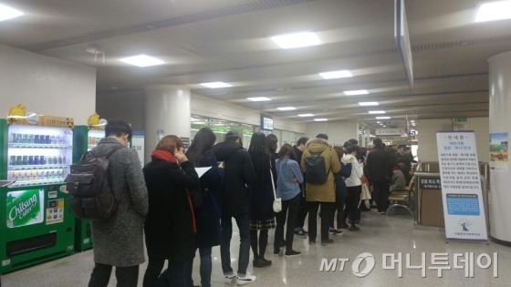 9일 오후 2시, 이재용 삼성전자 부회장이 기소된 첫 공판준비기일을 보기 위해 방청객이 서울법원종합청사에 줄을 서서 대기하고 있다/사진=김성은 기자