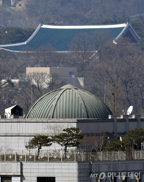 박근혜 대통령 탄핵심판 선고일을 하루 앞둔 9일 오후 서울 종로구 헌법재판소 뒤로 청와대가 보이고 있다. /사진=머니투데이DB
