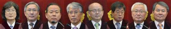 박근혜 대통령 탄핵심판 선고가 오는 10일 오전 11시 열리면서 이를 심판하는 헌법재판관의 선택에 국민적 관심이 쏠리고 있다. 헌법재판관 6명 이상이 대통령 탄핵에 찬성하면 인용되고 6명 미만이 찬성하면 기각 혹은 각하된다. 탄핵이 인용될 경우 박 대통령은 그 즉시 대통령직을 잃고, 기각 혹은 각하할 경우 곧바로 직무에 복귀한다. 왼쪽부터 이정미 헌법재판소장 권한대행, 강일원 재판관, 김이수 재판관, 조용호 재판관, 안창호 재판관, 서기석 재판관, 김창종 재판관, 이진성 재판관./사진=뉴스1