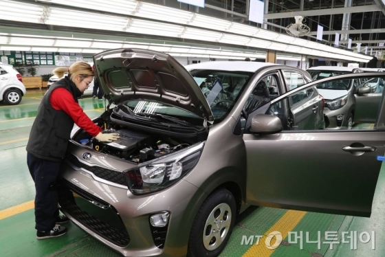 현대글로비스 직원이 기아차 '올 뉴 모닝'(수출명 피칸토)에 대해 '고객 인도전 출하검사(PDI)'를 실시하고 있다./사진=현대글로비스