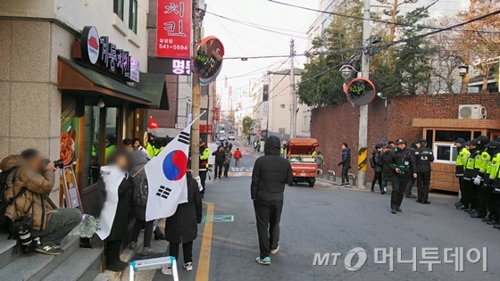 12일부터 하룻밤을 꼬박 새운 채 사저 앞에 남아있는 박 전 대통령 지지자./ 사진=윤준호 기자