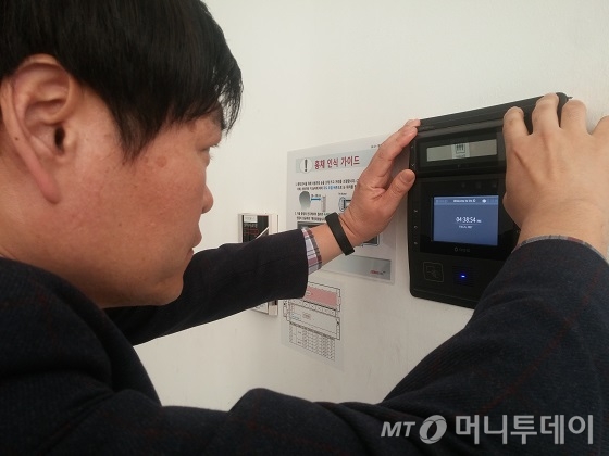 최영범 LG유플러스 IDC운영 2팀장이 홍채인식을 통해 전산실에 들어가고 있다. /사진제공=LG유플러스 제공.