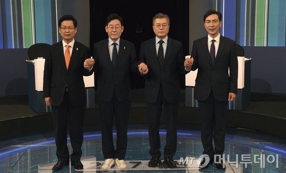 더불어민주당 대선주자인 최성 고양시장(왼쪽부터), 이재명 성남시장, 문재인 전 대표, 안희정 충남도지사가 14일 오후 서울 여의도 KBS 본관에서 열린 2017대선 더불어민주당 후보자 경선토론회에서 손을 맞잡고 있다.(국회사진취재단) 2017.3.14/뉴스1 <저작권자 © 뉴스1코리아, 무단전재 및 재배포 금지>