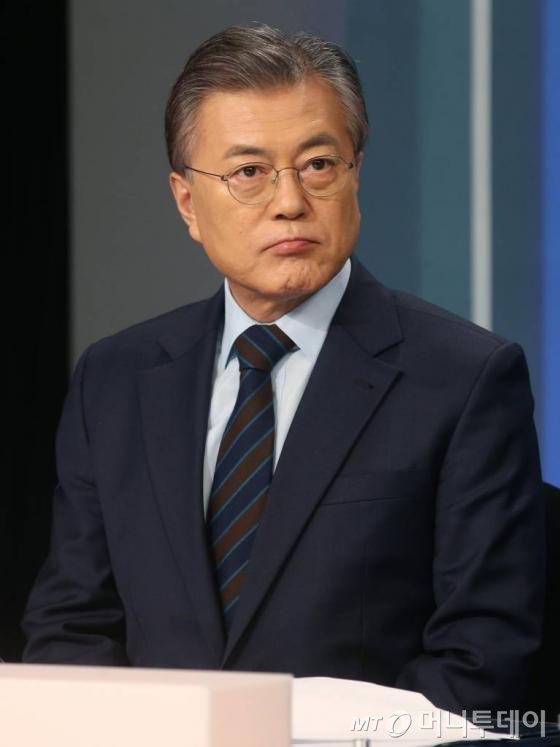 더불어민주당 대선주자인 문재인 전 대표가 14일 오후 서울 여의도 KBS 본관에서 열린 더불어민주당 제19대 대통령선거후보자 방송사 합동토론회 준비를 하고 있다. /사진=이동훈 기자