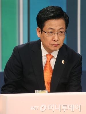 더불어민주당 대선주자인 최성 고양시장이 14일 오후 서울 여의도 KBS 본관에서 열린 더불어민주당 제19대 대통령선거후보자 방송사 합동토론회 준비를 하고 있다. (국회사진취재단) 2017.3.14/뉴스1