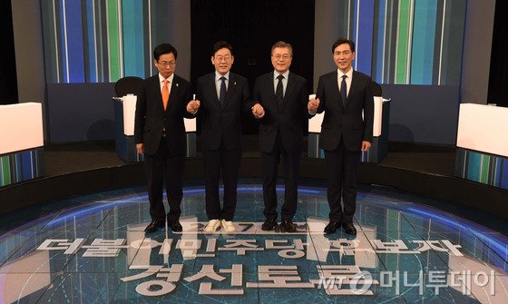 더불어민주당 대선주자인 최성 고양시장(왼쪽부터), 이재명 성남시장, 문재인 전 대표, 안희정 충남도지사.(국회사진취재단) 2017.3.14/뉴스1 <저작권자 © 뉴스1코리아, 무단전재 및 재배포 금지>