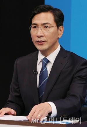 더불어민주당 대선주자인 안희정 충남도지사가 17일 서울 충무로 MBN 스튜디오에서 열린 더불어민주당 제19대 대통령선거후보자 경선 토론회에 앞서 토론준비를 하고 있다. 2017.3.17/뉴스1
