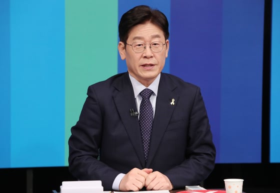 더불어민주당 대선주자인 이재명 성남시장이 17일 서울 충무로 MBN 스튜디오에서 열린 더불어민주당 제19대 대통령선거후보자 경선 토론회에 앞서 토론준비를 하고 있다. /사진=뉴스1