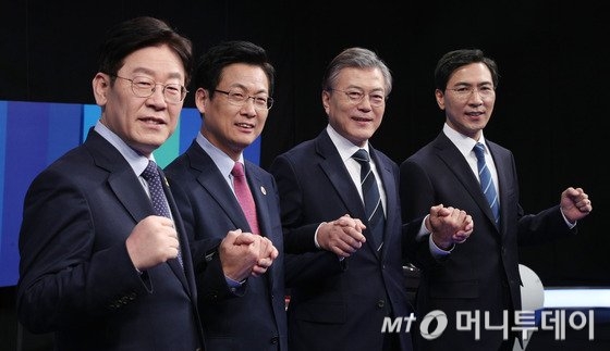더불어민주당 대선주자인 이재명 성남시장(왼쪽부터), 최성 고양시장, 문재인 전 대표, 안희정 충남도지사가 17일 서울 충무로 MBN 스튜디오에서 열린 더불어민주당 제19대 대통령선거후보자 경선 토론회에 앞서 손을 잡고 기념촬영을 하고 있다. 2017.3.17/사진=뉴스1