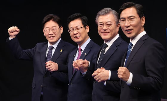 더불어민주당 대선주자인 이재명 성남시장(왼쪽부터), 최성 고양시장, 문재인 전 대표, 안희정 충남도지사가 17일 서울 충무로 MBN 스튜디오에서 열린 더불어민주당 제19대 대통령선거후보자 경선 토론회를 마친 뒤 손을 잡고 기념촬영을 하고 있다. /사진=뉴스1