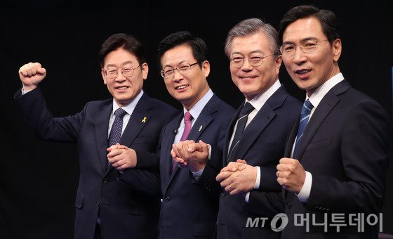 더불어민주당 대선주자인 이재명 성남시장(왼쪽부터), 최성 고양시장, 문재인 전 대표, 안희정 충남도지사가 17일 서울 충무로 MBN 스튜디오에서 열린 더불어민주당 제19대 대통령선거후보자 경선 토론회를 마친 뒤 손을 잡고 기념촬영을 하고 있다. /사진=뉴스1