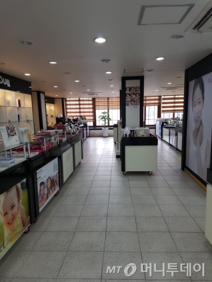 인천항에 정박하는 크루즈 등을 통해 입국한 중국 관광객을 대상으로 영업하던 화장품 매장 '휴티크'. 손님 한 명도 없이 텅 비어있다. /사진=박다해 기자