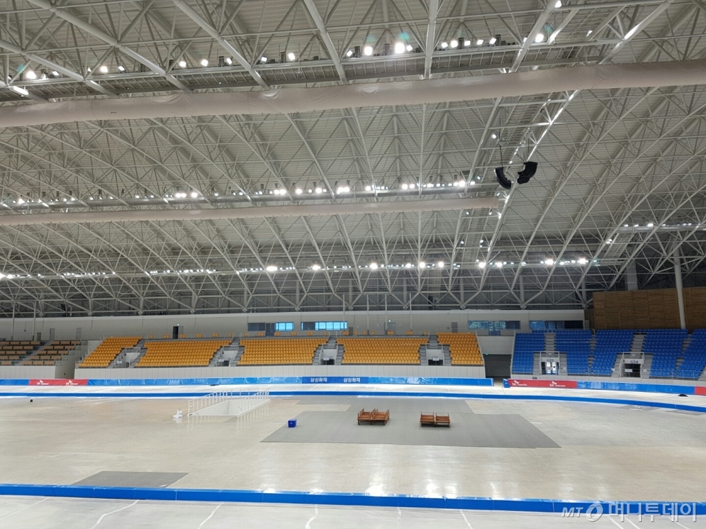 평창동계올림픽을 위해 강릉에 새로 완공된 스피드스케이트장. /사진=김고금평 기자