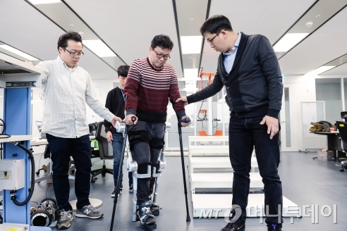 기자가 직접 현대차가 양산을 목표로 개발중인 '의료용 착용로봇(H-MEX)'을 입고 시현하고 있다./사진제공=현대차